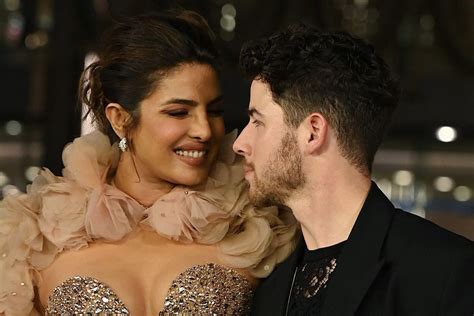 priyanka chopra desnuda|Priyanka Chopra Wears Nude Gown With Nick Jonas at Mumbai。